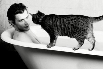 Парень с котом в ванной