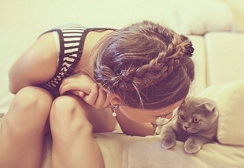 девушка с британским котиком на постели