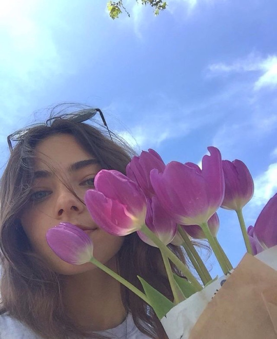 Девушка с тюльпанами на фоне неба