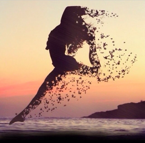 Силуэт прыгающей на фоне моря девушки