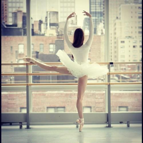 Балерина в пачке у балетного станка