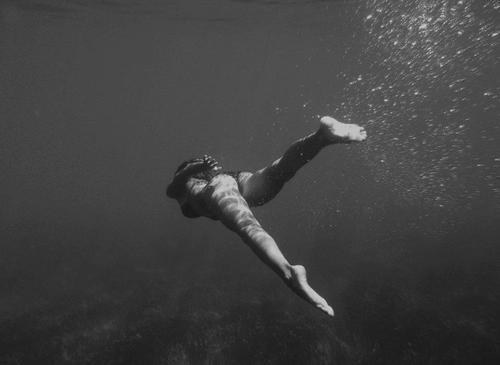 девушка,плывущая под водой