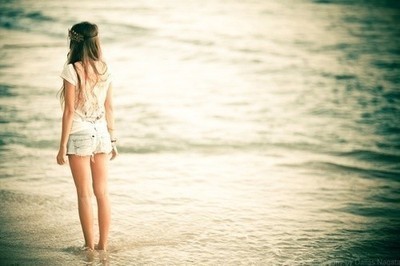 Девушка в шортах у моря (со спины)