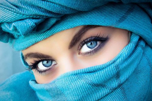 Красивая голубоглазая девушка в голубом хиджабе