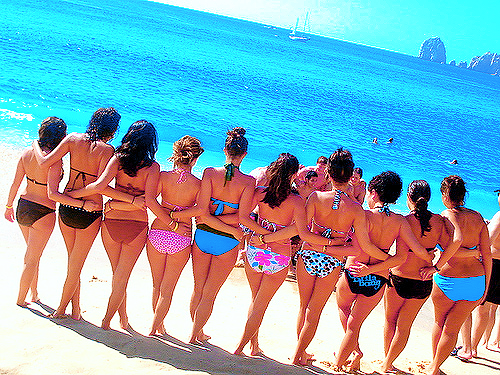 Группа девушек в купальниках у моря