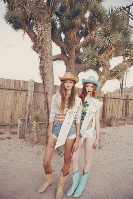 Две девушки в ковбойских шляпах и сапогах