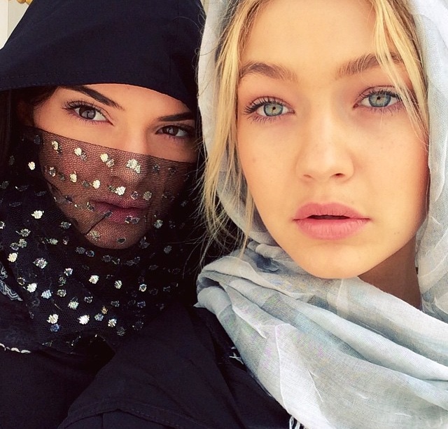 Девушки в хиджабах