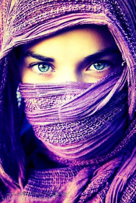 Голубоглазая девушка в сиреневом хиджабе