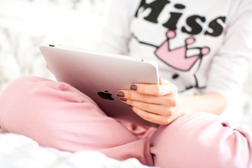 девушка с iPad2 на кровати (без лица)