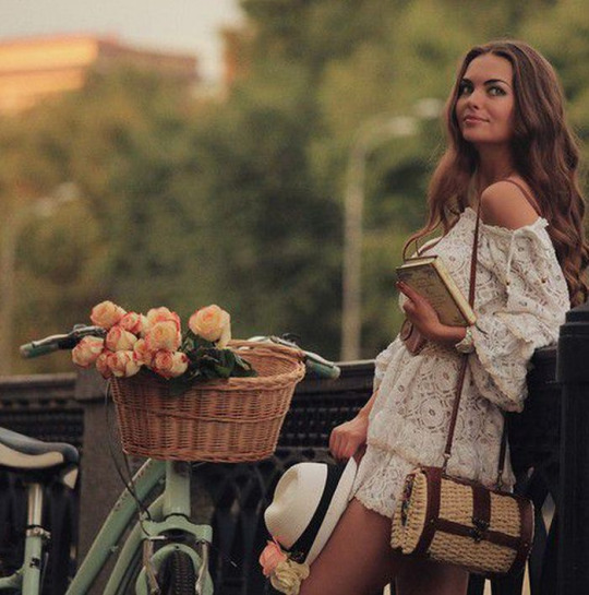 Красивая девушка, велосипед и корзина с розами