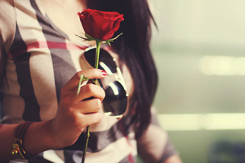 Девушка с красной розой в руках