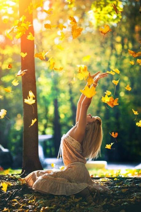 Девушка среди желтых осенних листьев