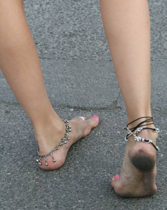 Ноги девушки с браслетами на лодыжке