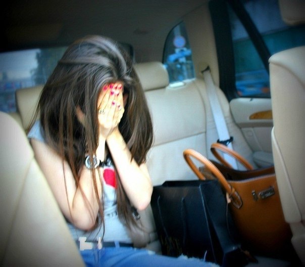 плачущая девушка в салоне автомобиля