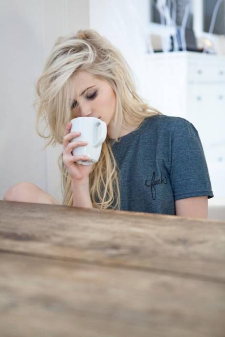 Милая блондинка пьёт чай