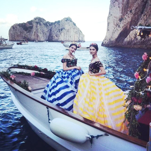 Две девушки в пышных платьях в лодке