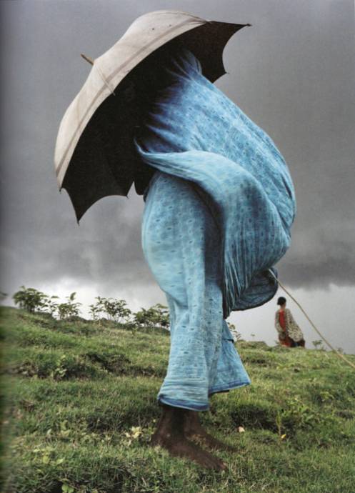 Девушка в хиджабе под зонтом
