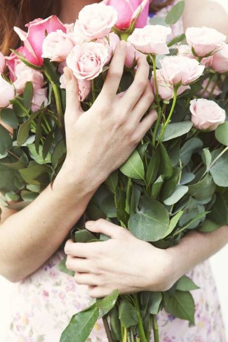 Букет розовых роз в руках девушки