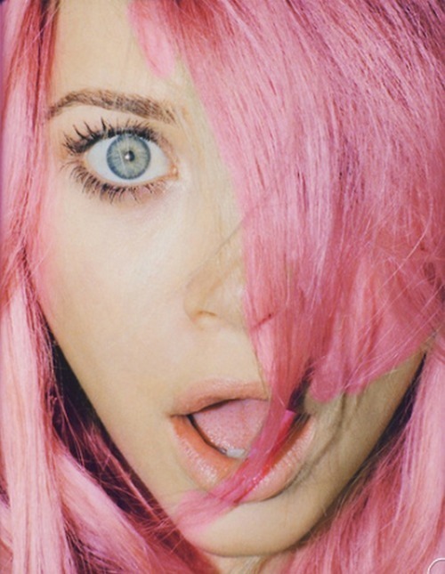 Длинная челка девушки с розовыми волосами