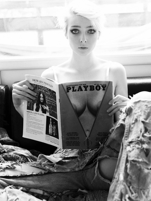Девушка с журналом Playboy