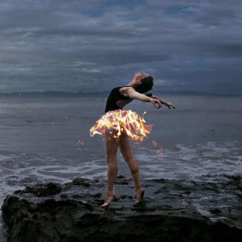 Девушка у моря в юбке-пламя