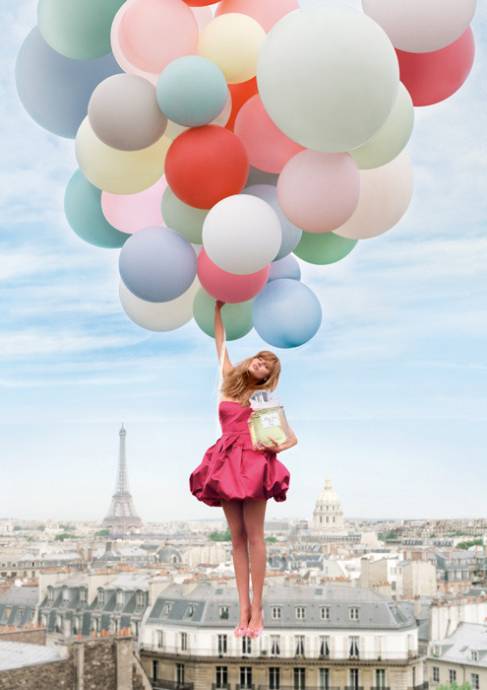 Девушка летит на воздушных шариках