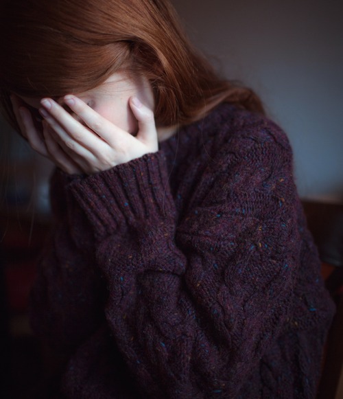 Плачущая девушка с рыжими волосами