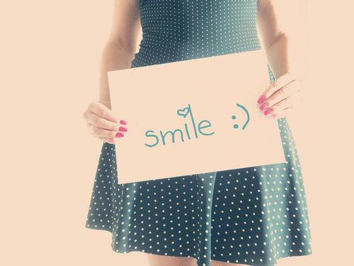 Девушка в платье с табличкой SMILE :)