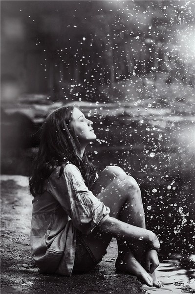 Девушка под каплями дождя