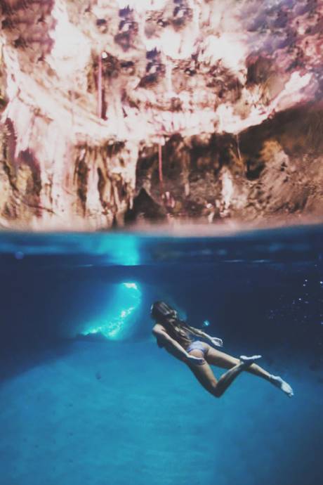 Девушка плавающая под водой