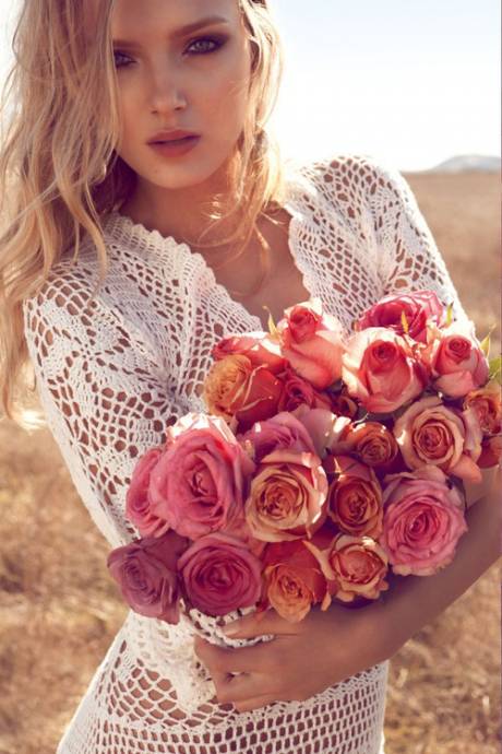 Девушка с букетом розовых роз