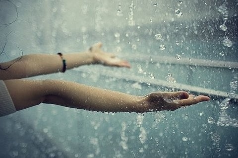 Руки девушки под дождём