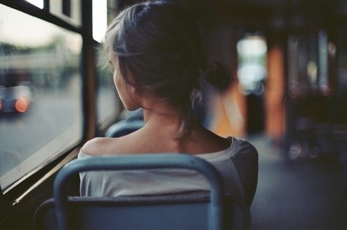 девушка в автобусе смотрит в окно (со спины)