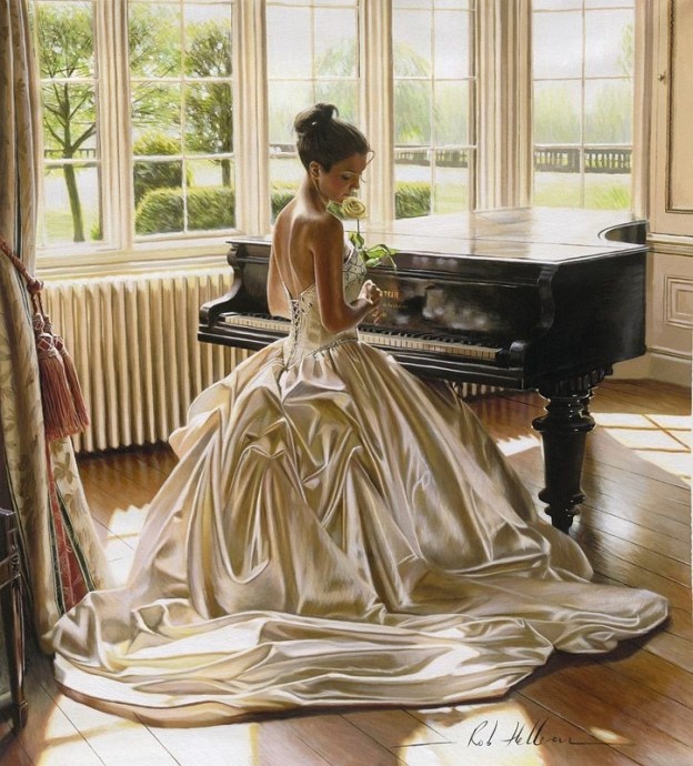 Девушка в бальном платье с розой за роялем