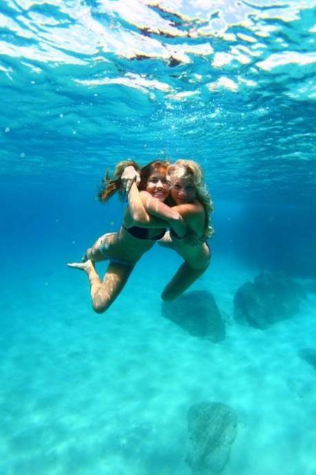 две подружки,обнявшись под водой