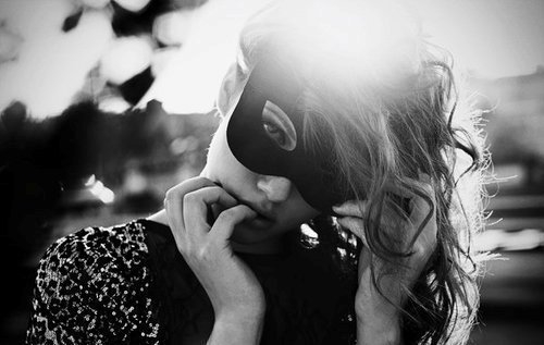 Черно-белое фото девушки в черной маске