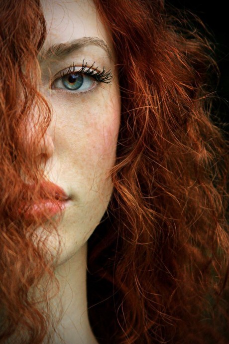 Рыжеволосая кудрявая девушка с серыми глазами