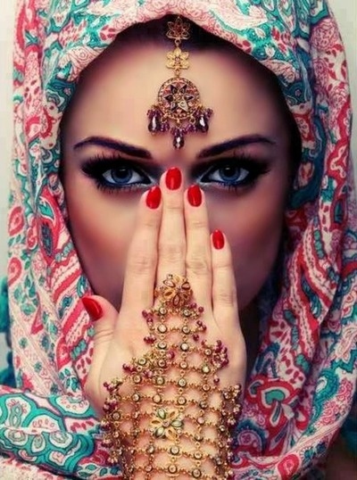 Девушка в хиджабе с красивыми глазами