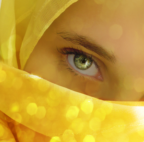 Зеленоглазая девушка в жёлтом хиджабе