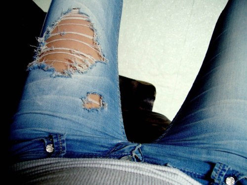 Рванные джинсы на девушке
