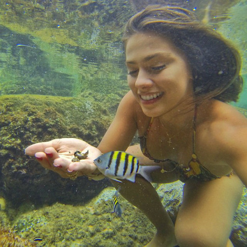Девушка под водой и рыбки