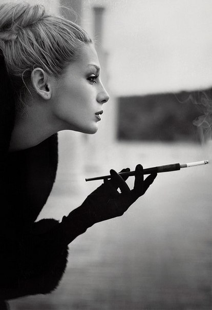 черно-белое фото девушки с сигаретой в мундштуке