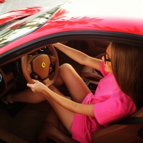 Девушка за рулём красного авто