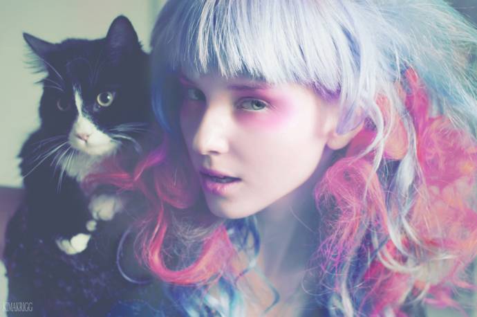 девушка с голубыми волосами с кошкой на плече