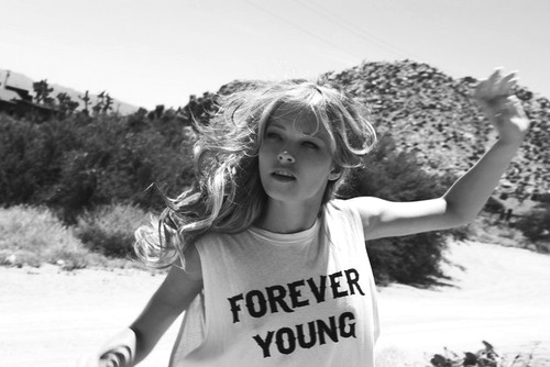 Девушка с надписью на футболке "Всегда юная"
