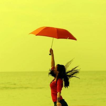 Девушка с краным зонтиком у моря