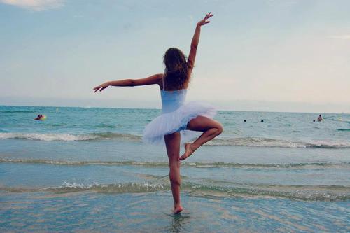 Балерина в пачке танцует у моря