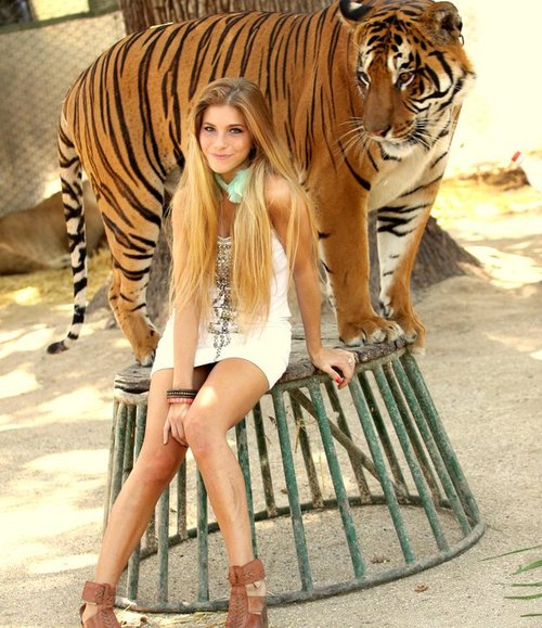 Длинноволосая девушка с тигром