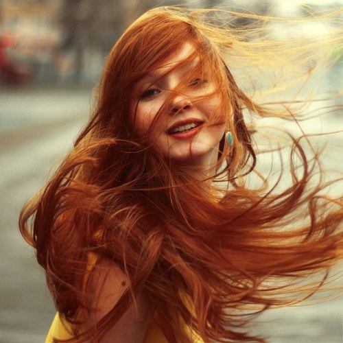 Девушка с длинными рыжими развевающимися волосами