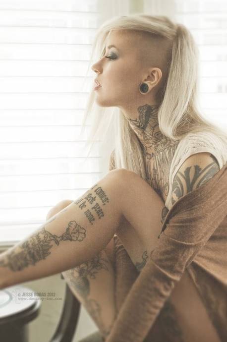 Блондинка с татуировками на теле